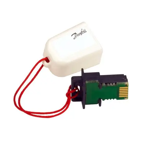 ECL Applikationskey von Danfoss, bestehend aus einem weißen Gehäuse mit rotem Kabel und einem schwarzen Verbindungsteil mit einer grünen Platine und einem Stecker.